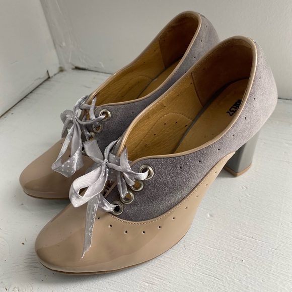 Beautiful Unique Block heel shoe. Beige colour with a grey suede. Ribbon lace - Picture 3 of 5